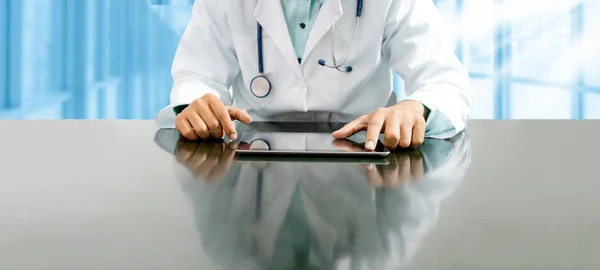 Médico com computador tablet no escritório do hospital . — Fotografia de Stock