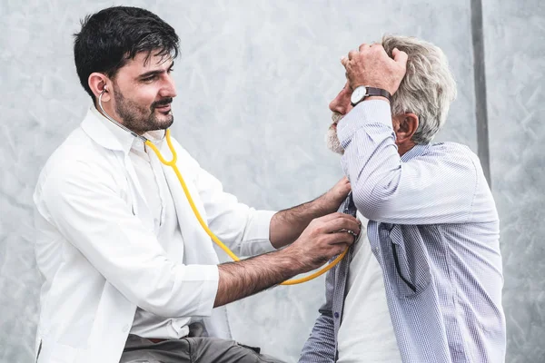 Kıdemli hasta hastanede doktor ziyaret. — Stok fotoğraf