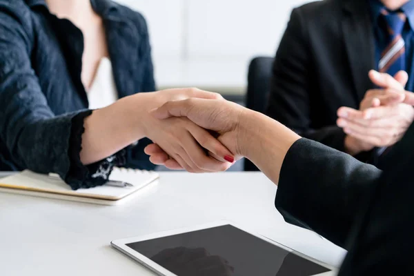 Geschäftsleute per Handschlag im Amt. — Stockfoto