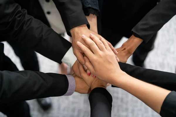 Muchos empresarios felices unen sus manos. — Foto de Stock