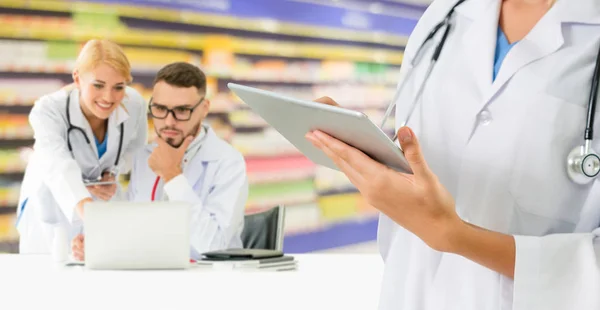 Medico Professionista Che Lavora Nello Studio Ospedaliero Clinica Con Altri — Foto Stock