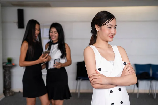 Jonge Aziatische zakenvrouwen in functie. — Stockfoto