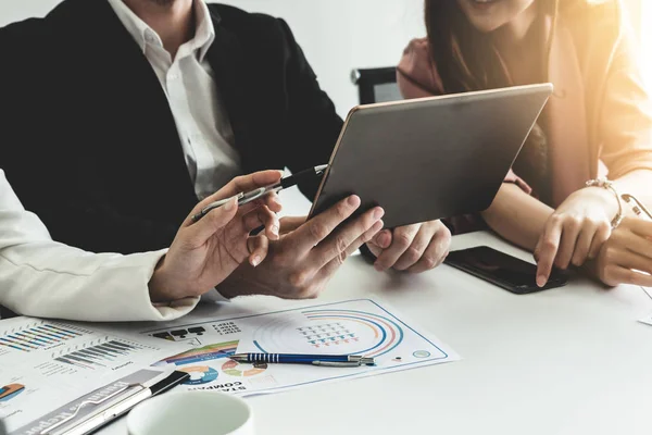 Homme d'affaires et femmes d'affaires travaillant dans le bureau. — Photo