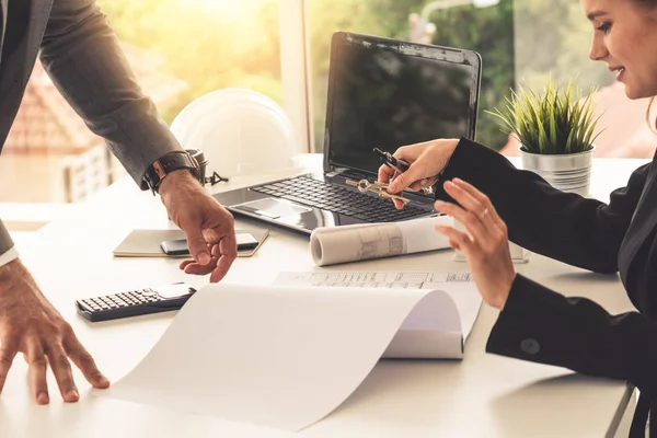 Arquiteto e engenheiro trabalhando com desenho. — Fotografia de Stock