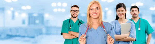 Arzt arbeitet im Krankenhaus mit anderen Ärzten zusammen. — Stockfoto