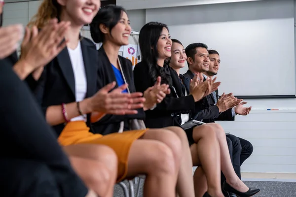 Les hommes et les femmes d'affaires célèbrent le succès. — Photo