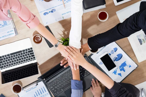 Trabajo en equipo gente de negocios se unen en la reunión. — Foto de Stock