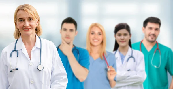 Arzt arbeitet im Krankenhaus mit anderen Ärzten zusammen. — Stockfoto