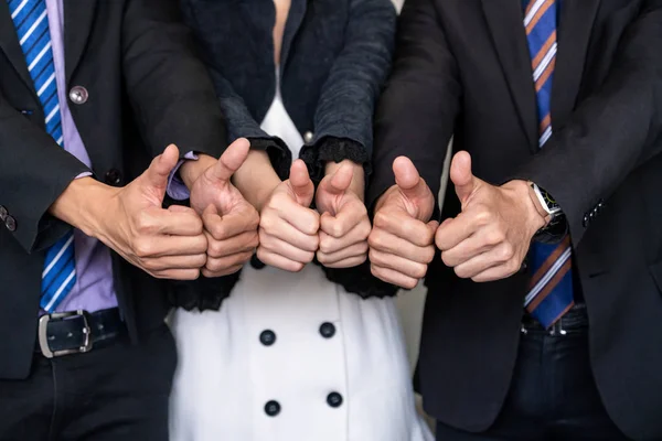 Muitas pessoas de negócios felizes fazer thumps up sinal. — Fotografia de Stock