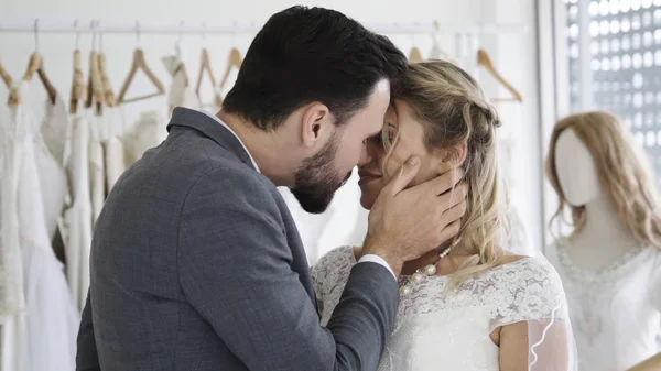 Noiva e noivo no vestido de noiva preparar cerimônia . — Fotografia de Stock