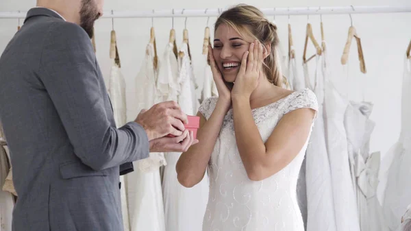 Novia y novio en la ceremonia de preparación de vestido de novia . — Foto de Stock