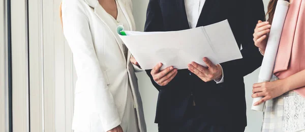 Empresário e empresárias que trabalham no escritório. — Fotografia de Stock