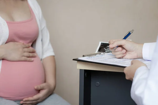 Gravid kvinna och gynekolog doktor vid sjukhuset — Stockfoto