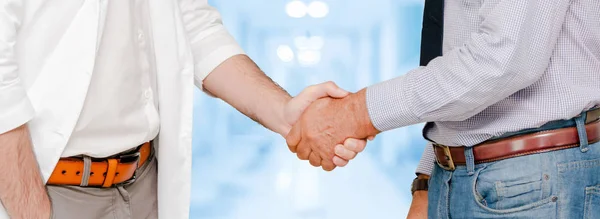 Doctor in hospital handshake with another doctor. — Stock Photo, Image