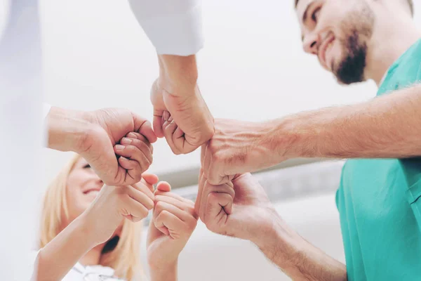 Trabajo Equipo Del Servicio Médico Médico Cirujano Enfermera Unen Sus — Foto de Stock