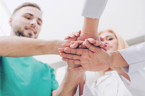 Trabajo Equipo Del Servicio Médico Médico Cirujano Enfermera Unen Sus — Foto de Stock