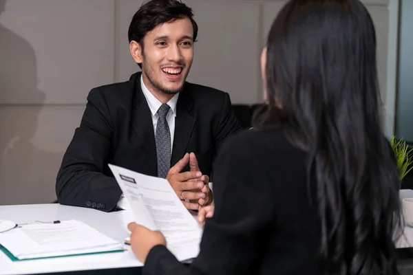 Responsabile delle risorse umane intervistando il candidato. — Foto Stock