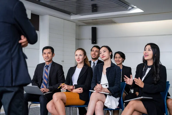 Empresarios y empresarias celebrando el éxito. — Foto de Stock