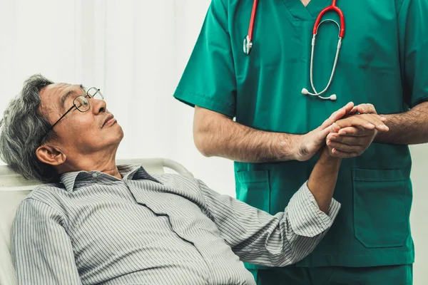 Médico masculino de mãos dadas de paciente idoso adulto . — Fotografia de Stock