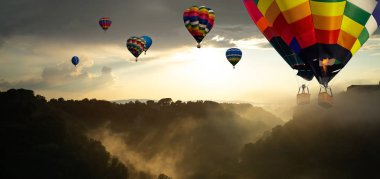 Gökyüzünde Doğa manzara sıcak hava balonları festivali.