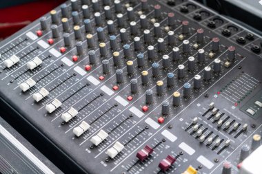 Amplifikatör mikser ve ekolayzırın yakın çekim.