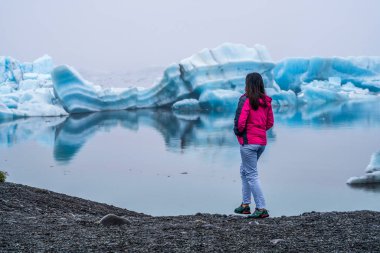 Izlanda 'da Jokulsarlon buzul lagünü seyahat.