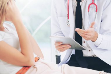 Hastane Ofisinde Erkek Doktor ve Kadın Hasta