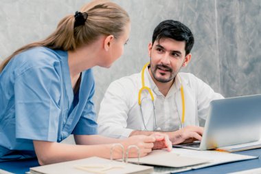 Dizüstü bilgisayarla çalışan doktor ve hemşire.