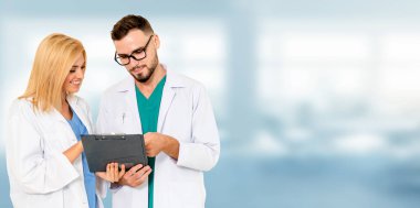 Doktorlar iş arkadaşlarıyla hastanede çalışıyorlar..