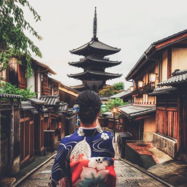 Traveler in Higashiyama District, Kyoto, Japonya