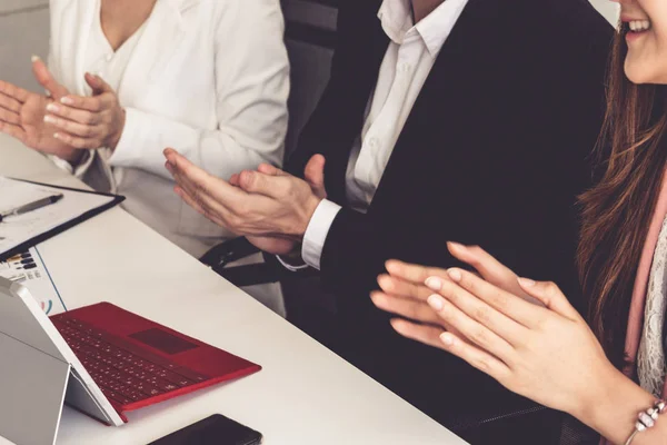 Homme d'affaires et femmes d'affaires travaillant dans le bureau. — Photo