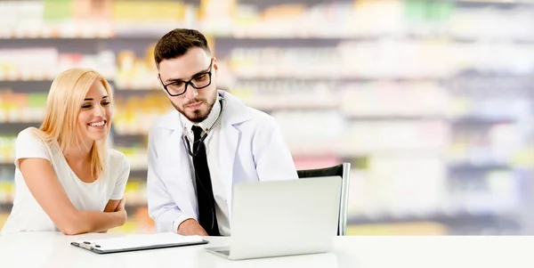 Doctor hablando con el paciente en el hospital . — Foto de Stock