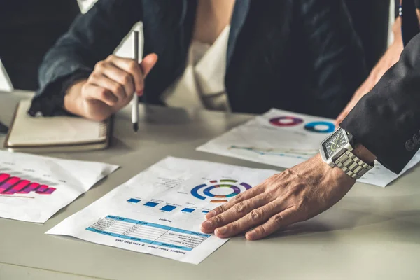 Gente de negocios trabajando con informe de negocios. — Foto de Stock