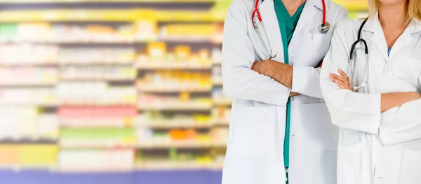 Farmacista che lavora con un collega in farmacia . — Foto Stock