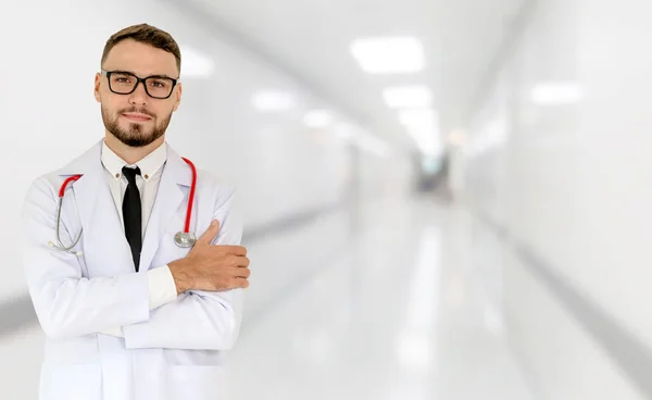 Giovane medico di sesso maschile che lavora in ospedale. — Foto Stock