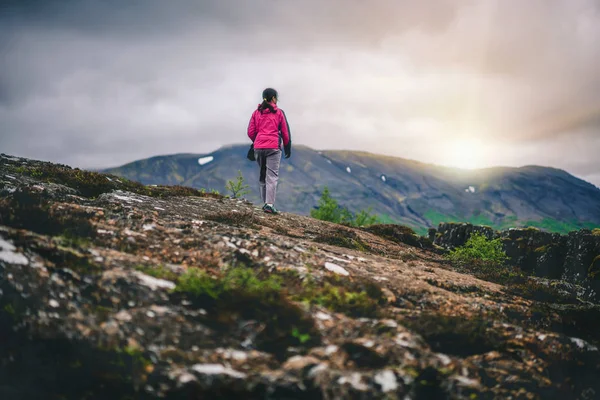 Woman traveler hiking across Iceland landscape. — Stock Photo, Image