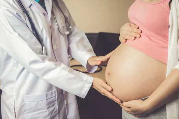 Mujer embarazada y médico ginecólogo en el hospital — Foto de Stock