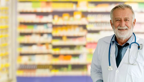 Farmacéutico senior trabajando en el hospital . — Foto de Stock