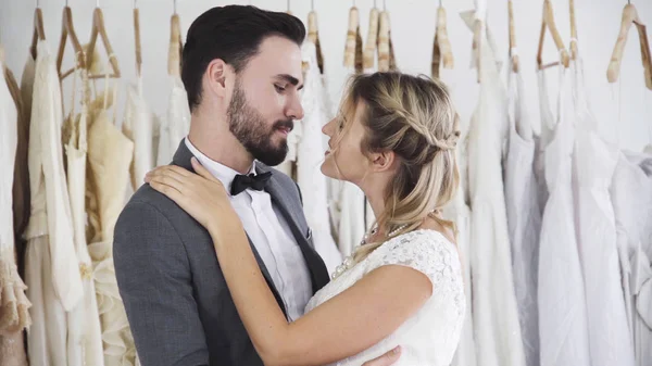 Novia y novio en la ceremonia de preparación de vestido de novia . — Foto de Stock