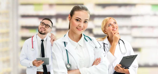 Dokter werkzaam in het ziekenhuis met andere artsen. — Stockfoto