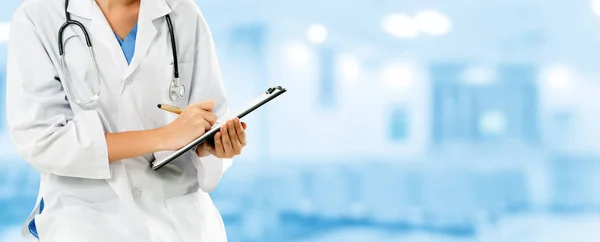 Doctora que trabaja en el consultorio del hospital. — Foto de Stock