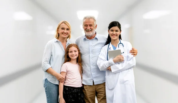 Doctor with happy family at hospital. — Stock Photo, Image