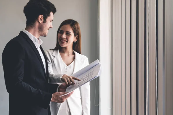 Businesswoman meeting with businessman in office. — Stock Photo, Image