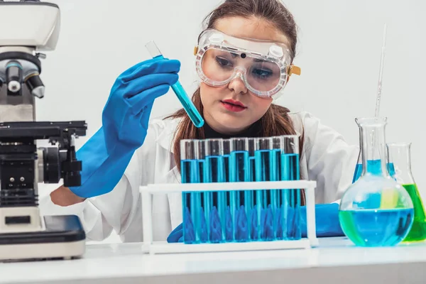 Mulher cientista trabalhando em laboratório de química . — Fotografia de Stock