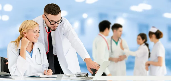 Médecin travaillant à l'hôpital avec d'autres médecins . — Photo