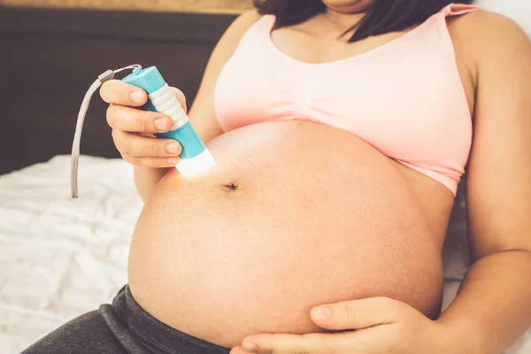 Felice donna incinta e in attesa di bambino a casa. — Foto Stock