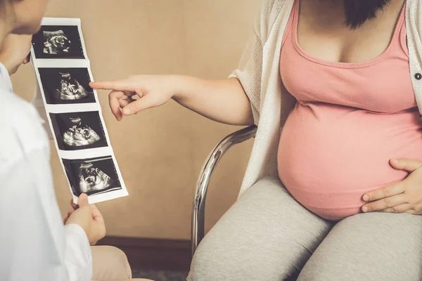 병원에서의 임신부와 산부인과 의사 — 스톡 사진