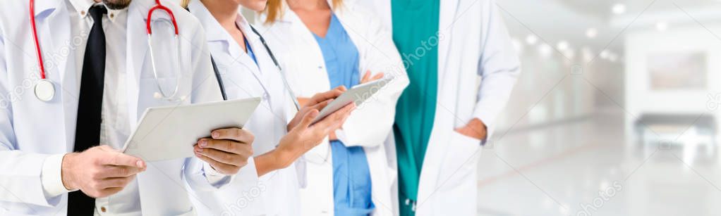 Doctor working in hospital with other doctors.