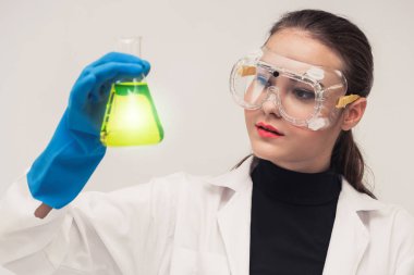 Kimyager laboratuvarında çalışan kadın bilim adamı.