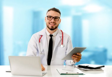 Hastanede tablet bilgisayar kullanan bir doktor..